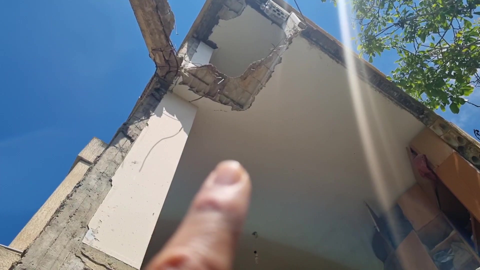 شروع مرمت خانه موشک منفجر نشده