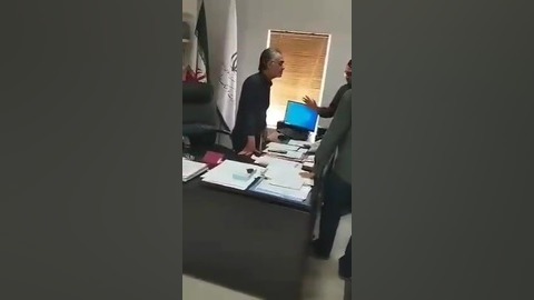 فیلم جنجالی؛ حمله معترضان خودسر به اداره ارشاد بوشهر به خاطر مجوز فستیوال کوچه زمان137ثانیه