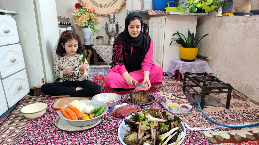 زندگی در کوهستان! پخت خورش روستایی با سبزیجات محلی ️