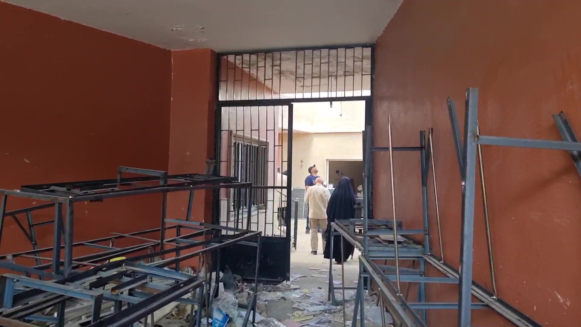 اثر انفجار موشک صهیونیستی بر ساختمان مجاور