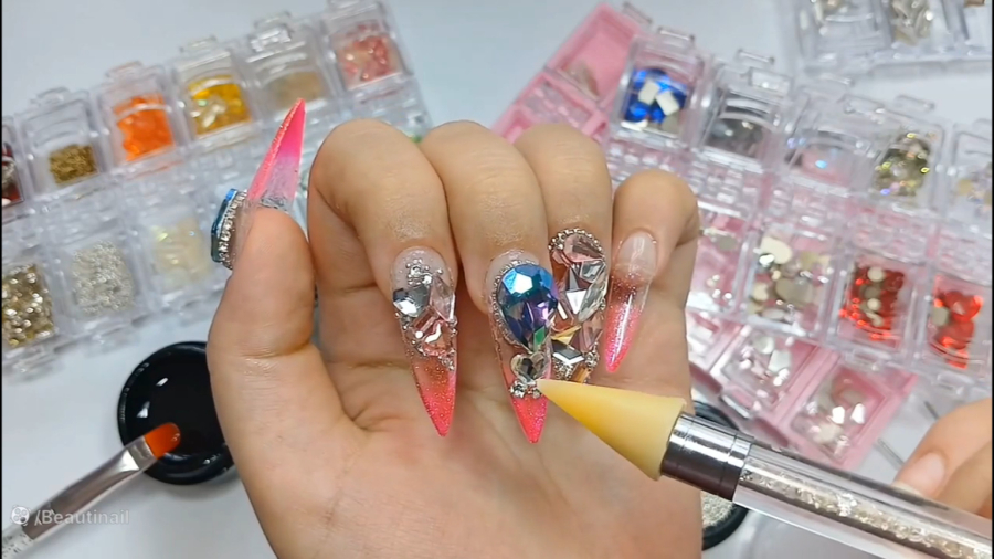 کاشت ناخن در خانه با دیزاین الماسی