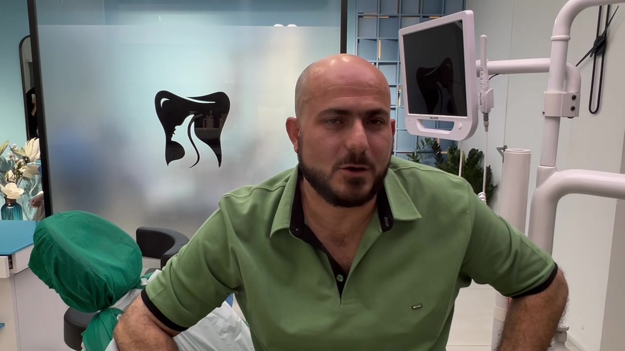 رضایت بیمار از انجام ایمپلنت و جراحی لثه در کلینیک دندانپزشکی آمیتیس بیماری کلوتزوکس