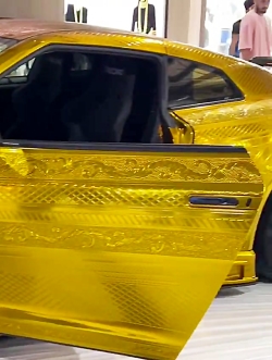 طلایی‌ترین خودرو در امارات با پوشش طلای ۲۴ عیار