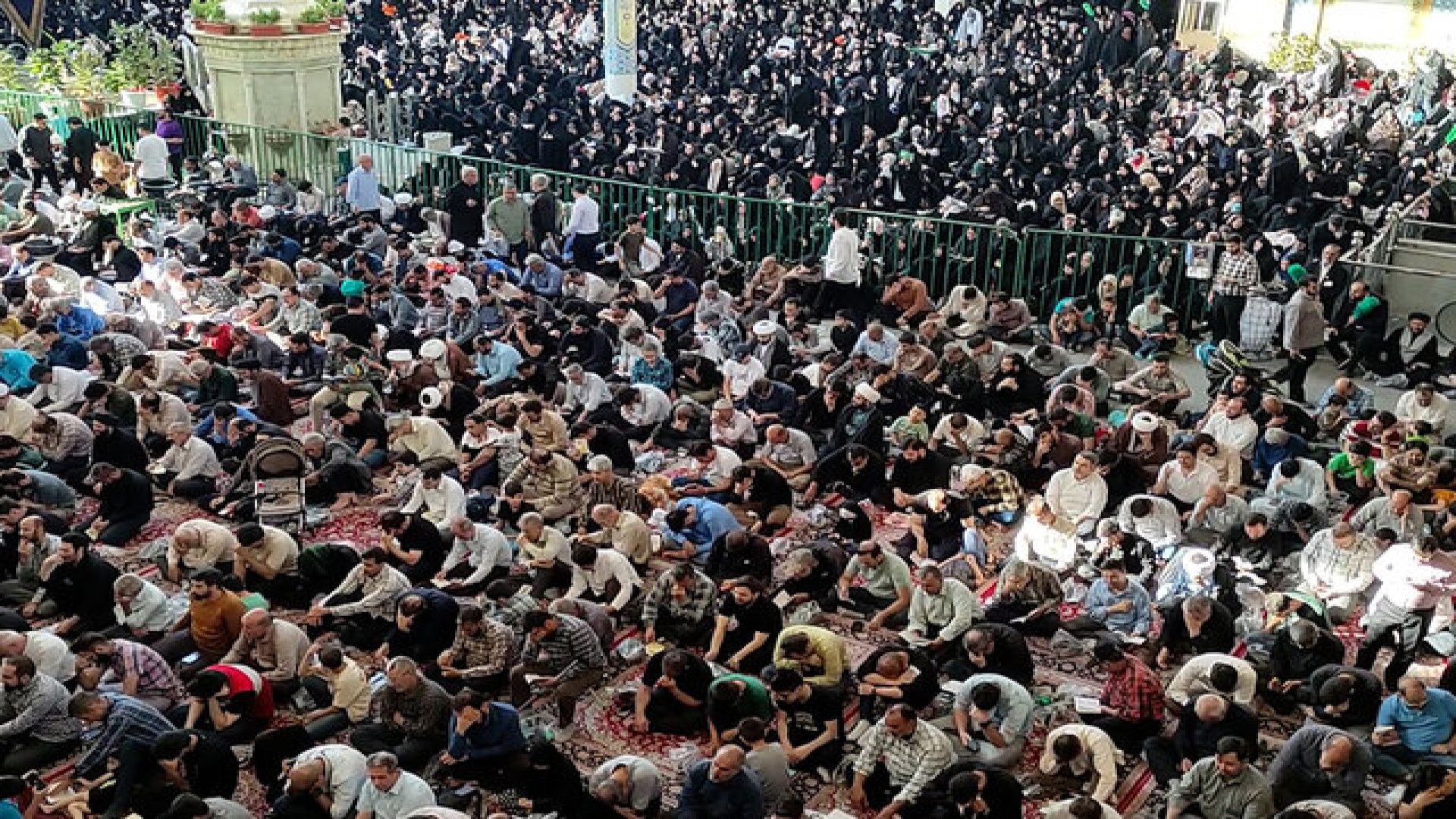 طنین زمزمه دعای پرفیض عرفه در گوشه و کنار شهرها