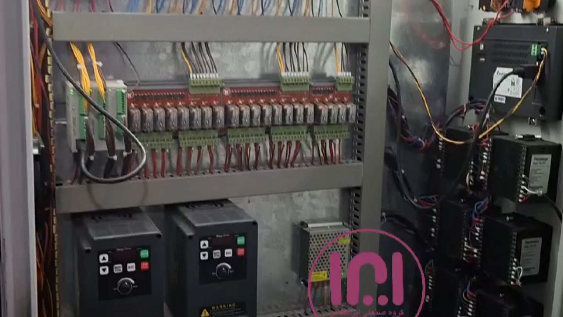 ماشین سازی ضحا / دستگاه پرکن 8 توزین / فول PLC / دو اینورتر انیمیشن دوبله
