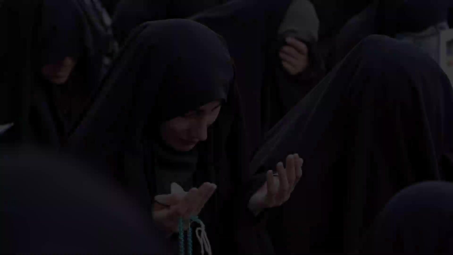 طنین زمزمه دعای عرفه در حریم رضوی