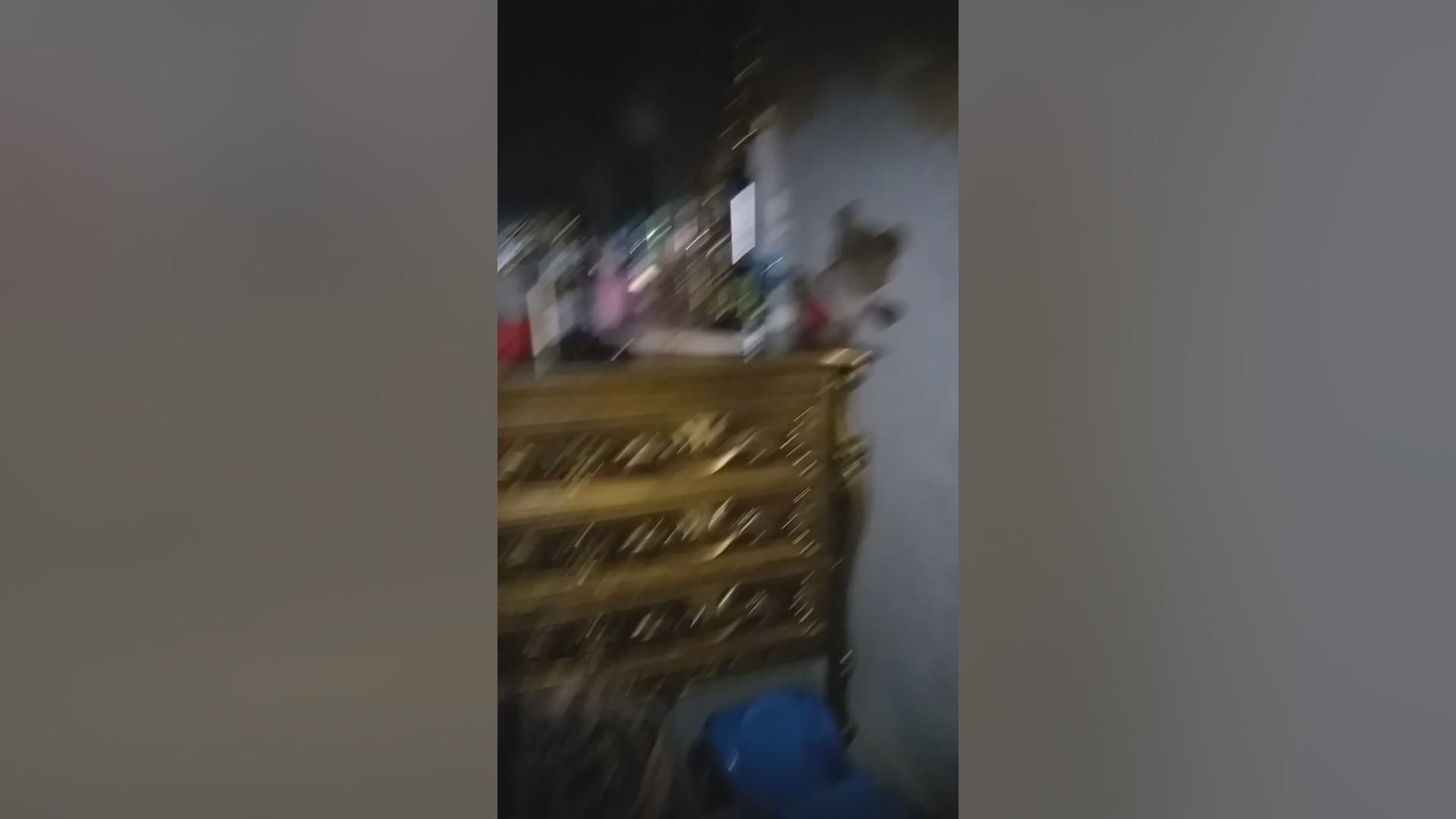 یک جن تو این اتاق است پروتز سینه