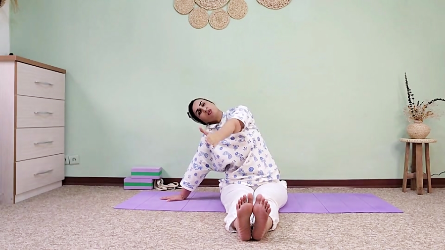 جلسه نهم یوگا در خانه - مربی خانم لیلا افغان