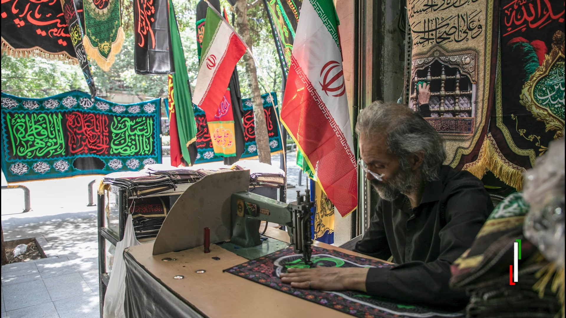 میان پرچم‌،نفس حسین جاریست