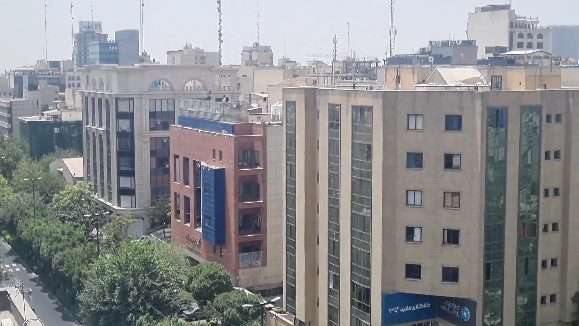 پرتابه های نمای برج اداری در اثر انفجار صهیونیستی