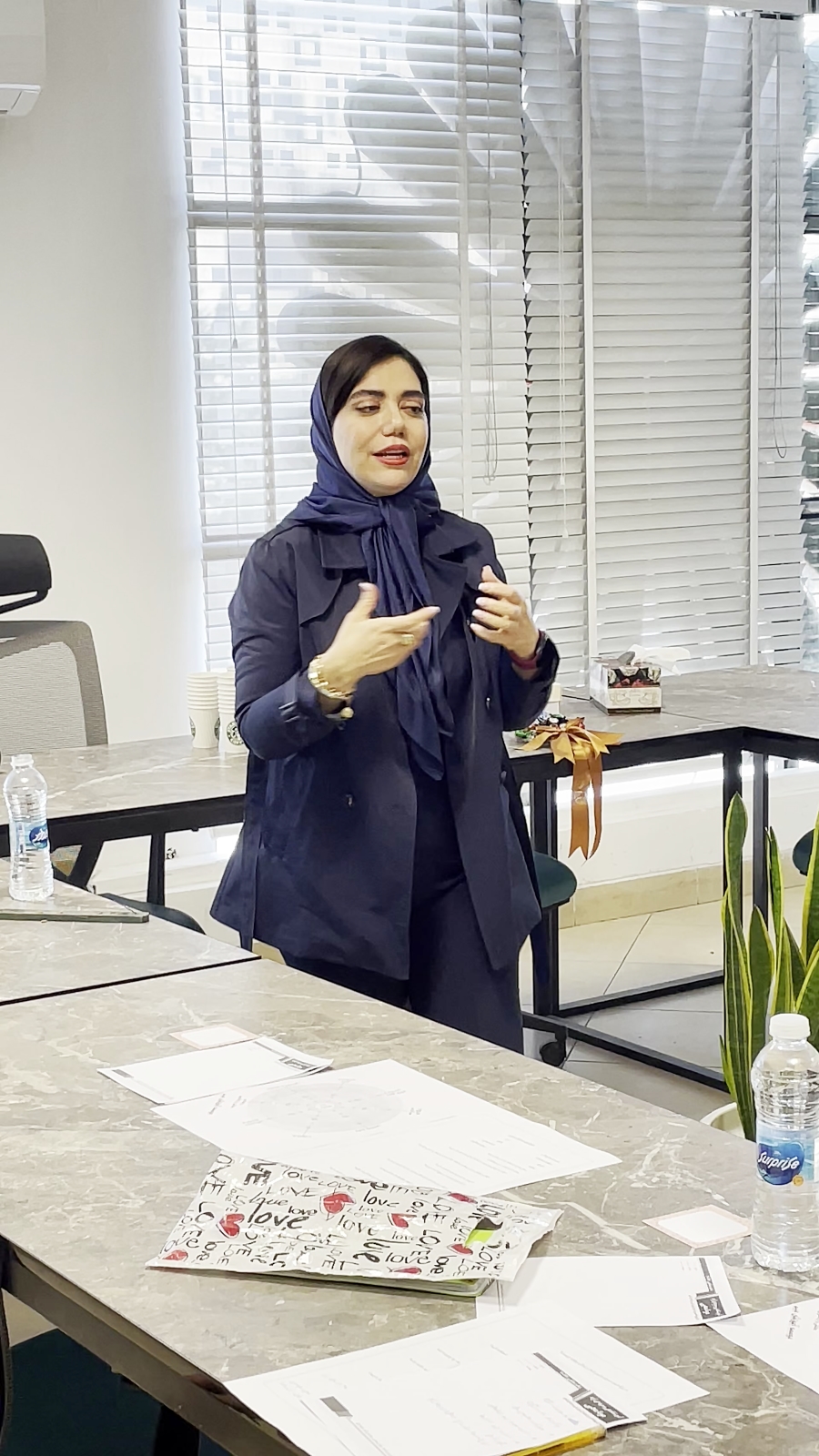 مونا محبی | نویسنده و مربی تخصصی درمان استرس و خودآگاهی