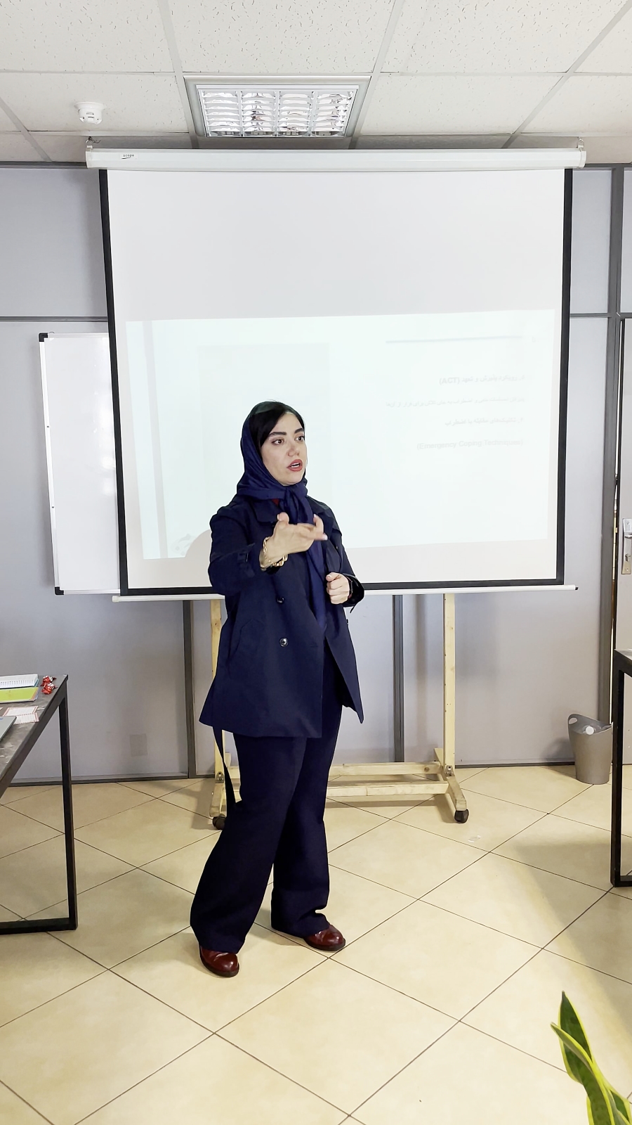 مونا محبی | نویسنده و مربی تخصصی درمان استرس و خودآگاهی