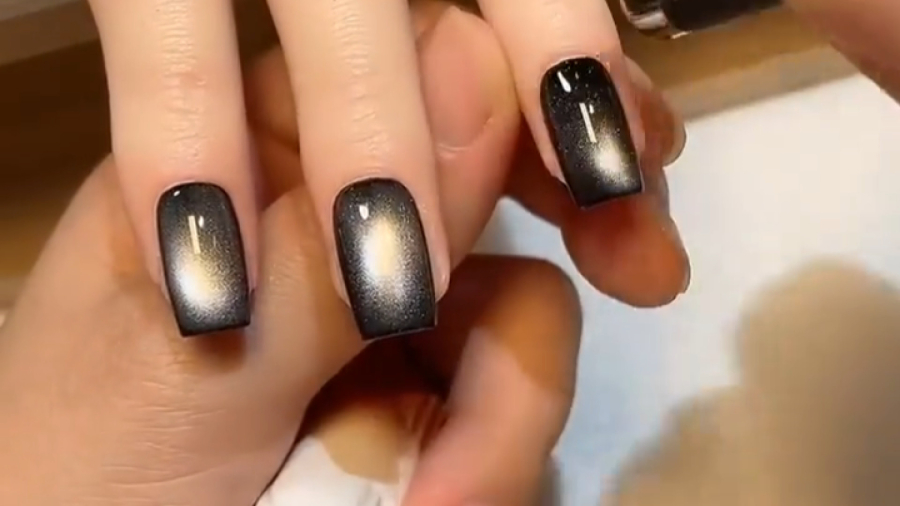 ناخن‌هات رو با جدیدترین ترند لاک شاین زینت بده