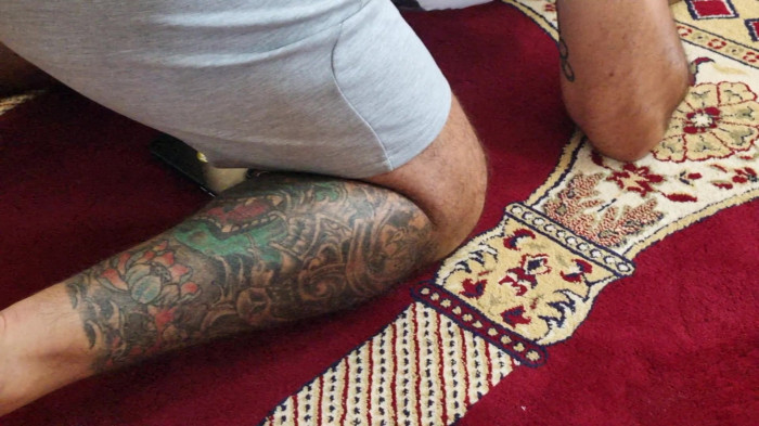 نماز خواندن با شلوارک و خالکوبی در لبنان