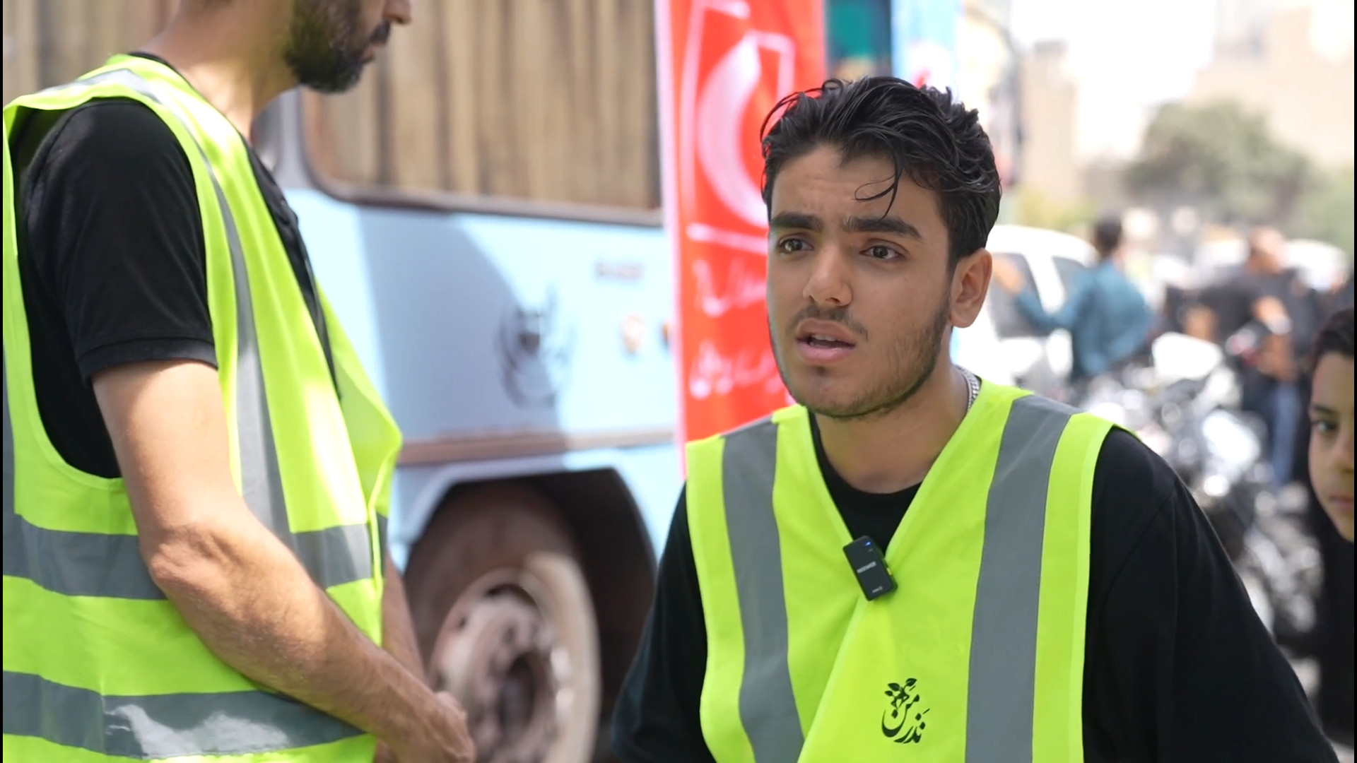 نذر یک گروه خانوادگی برای پاکسازی اطراف حرم امام رضا (ع) بعد از شهادت