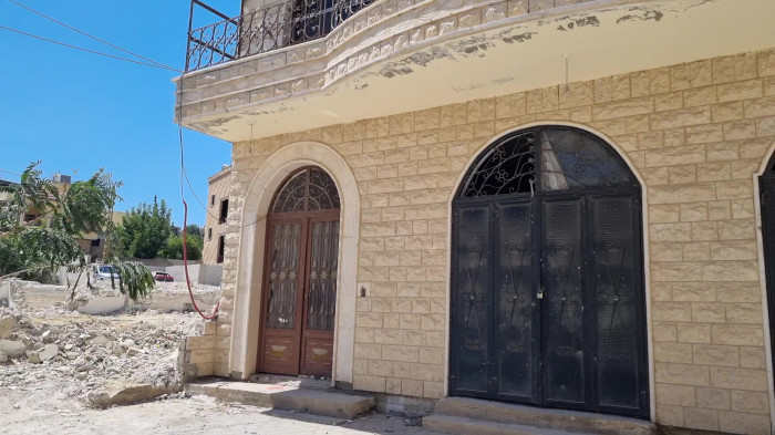 مسجد ساده روستایی با منار ساده سنگی