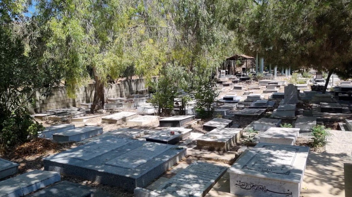 قبر وسیع یک متمول که براثر جنگ متروک شده