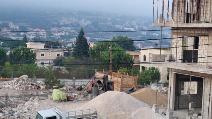 کارگران سحرخیز سر ساختمان میایند