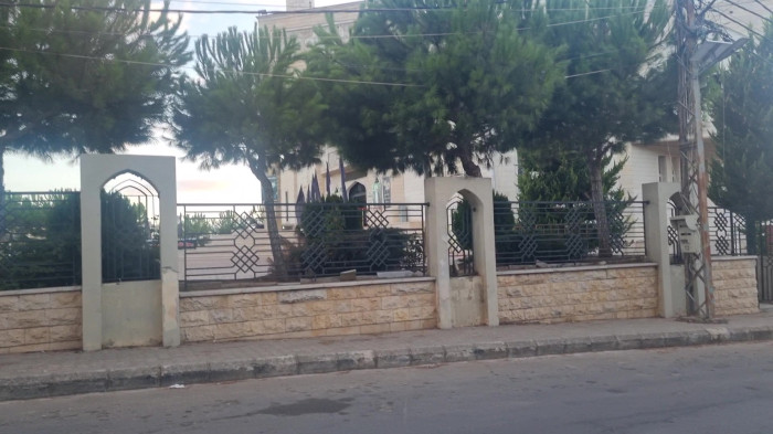 دیوار نرده محوطه مسجد لبنانی