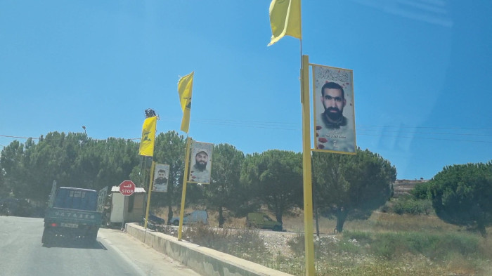 شهدا در ورودی روستا به صف شده اند