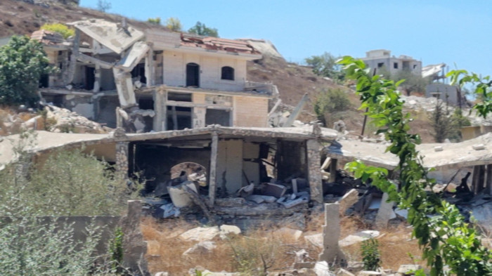 مادر لبنانی به خانه ویران شده بازگشته