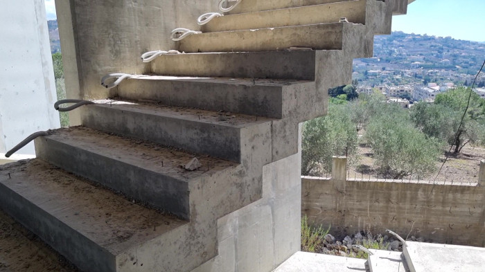 اجرای تمیز قالب بندی و بتن ریزی در پلکان بتنی