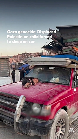 صحنه دردناک کودک به خواب رفته فلسطینی روی خودرو