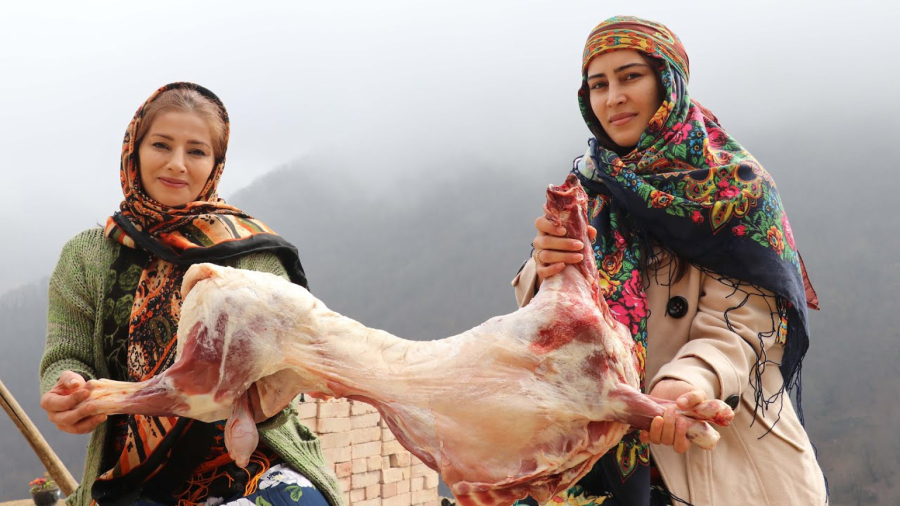 سفره روستایی؛ پخت گوسفند کامل توسط مادربزرگ
