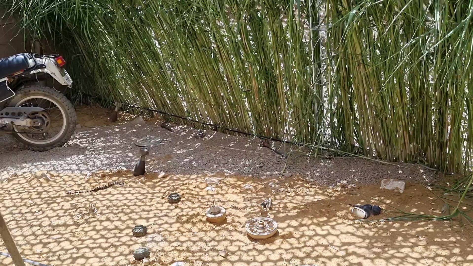 شست و شو ومهیا سازی محیط زیبای یادواره شهدای فشارکی