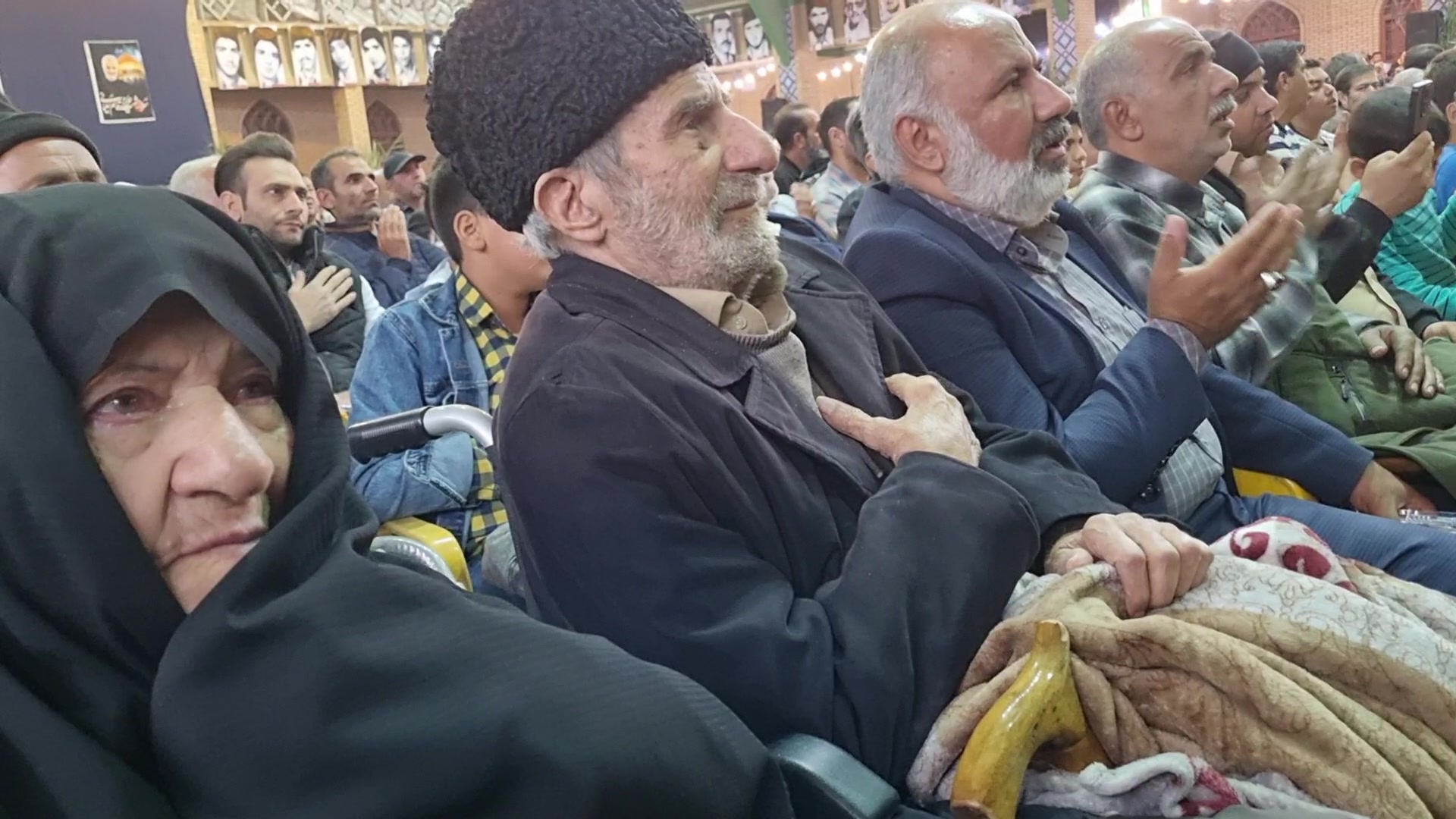 والدین شهید مهدی مطلبی فشارکی در یادواره شهدای فشارکی