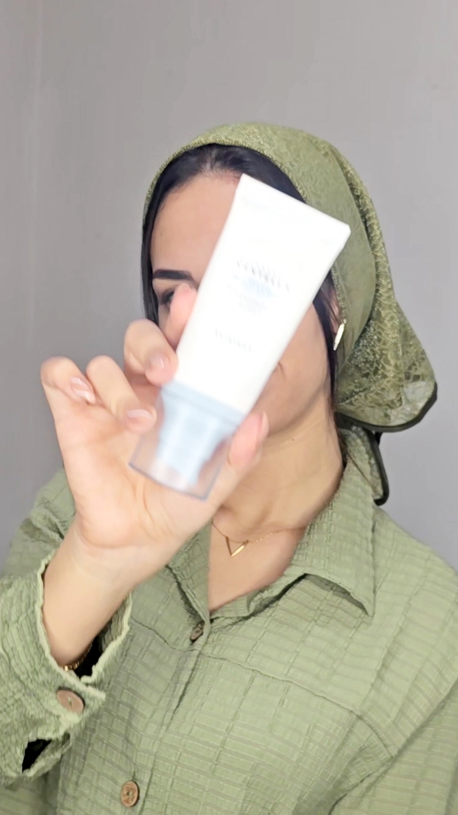 تست و معرفی ضدآفتاب سنتلا اسکین 1004 مدل هیالوسیکا