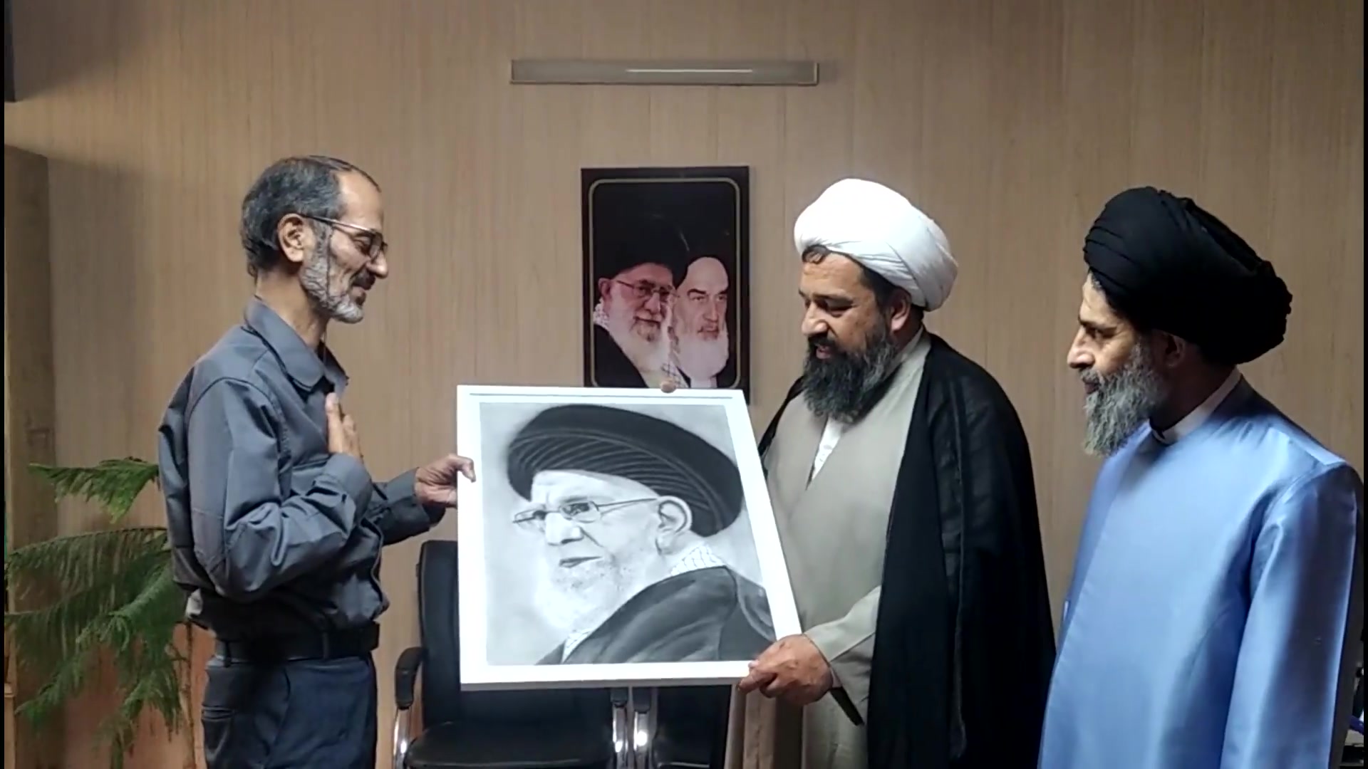 اهدای تابلوی هنری از سوی امام جمعه چهارباغ به دکتر فشارکی