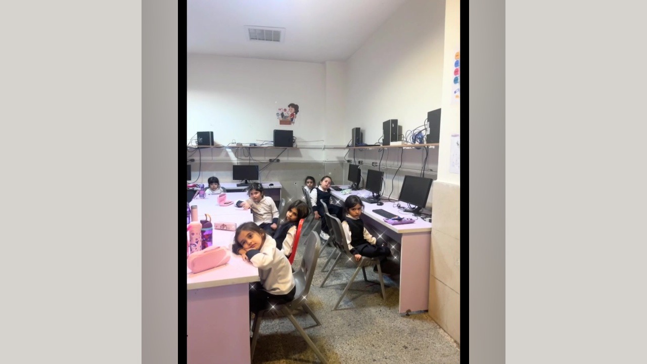💻✨ دنیای شگفت‌انگیز رایانه! آشنایی با کامپیوتر در کلاس پیش‌دبستانی صدرا 🌈👧🖱️