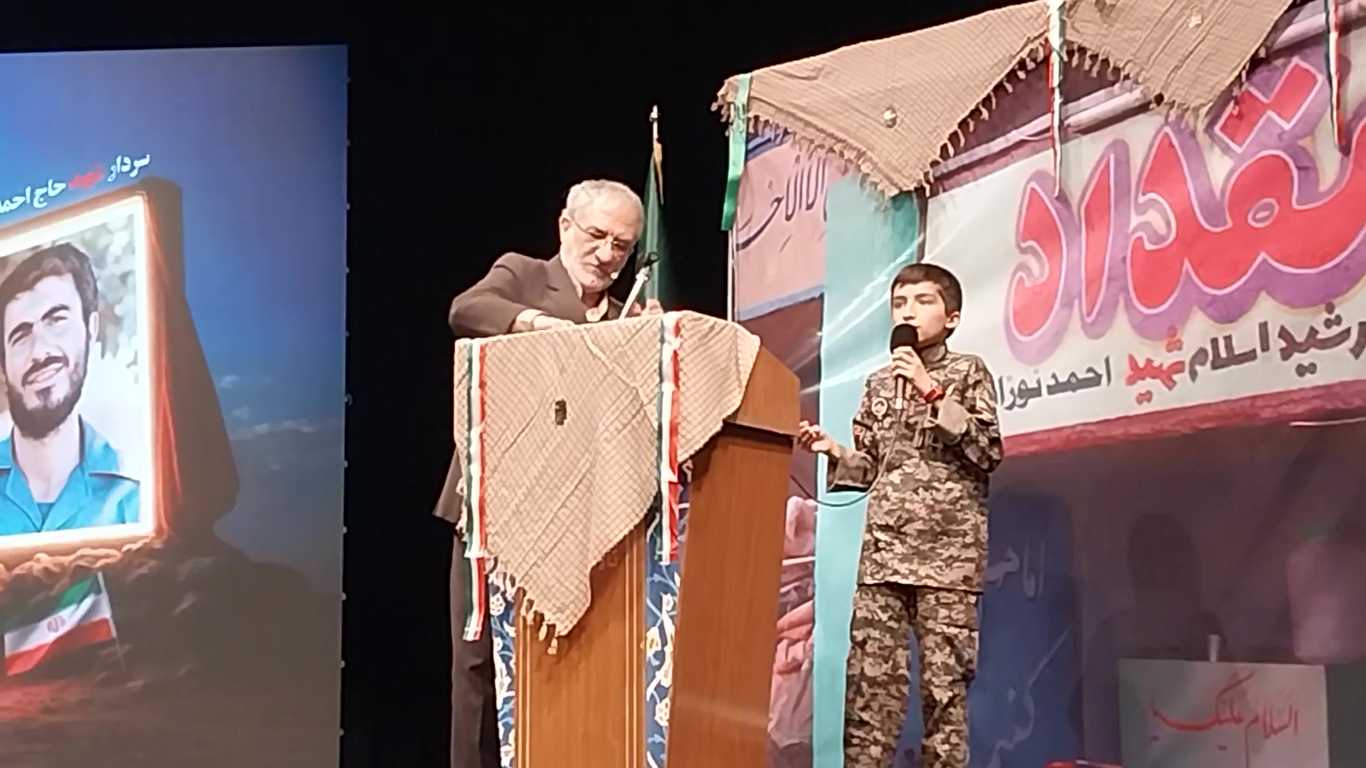 دکلمه خوانی زیبای نوجوان بسیجی در یادواره شهدای گردان مقداد