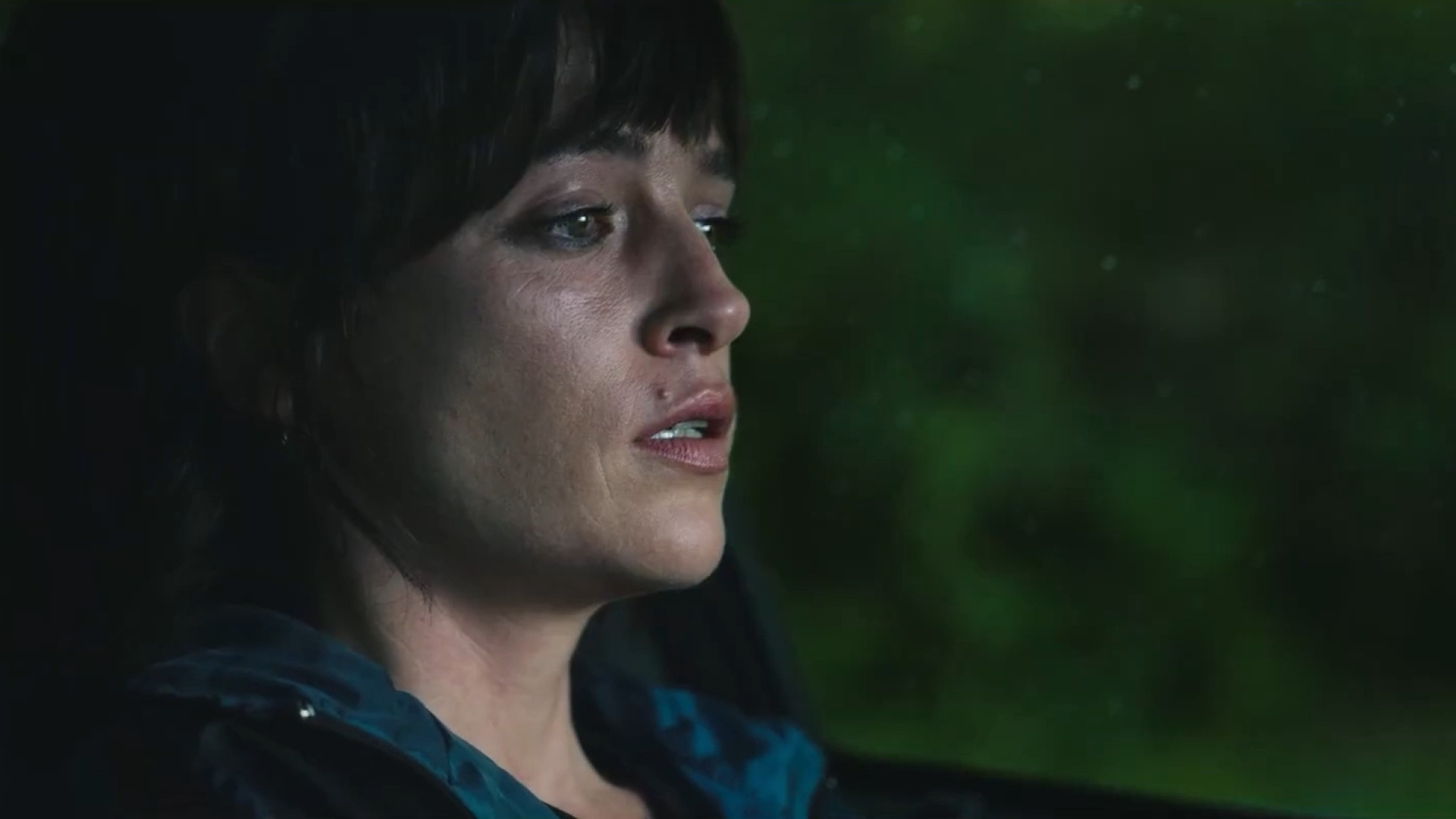 تریلر فیلم او در تاریکی قدم می زند She Walks in Darkness زمان108ثانیه