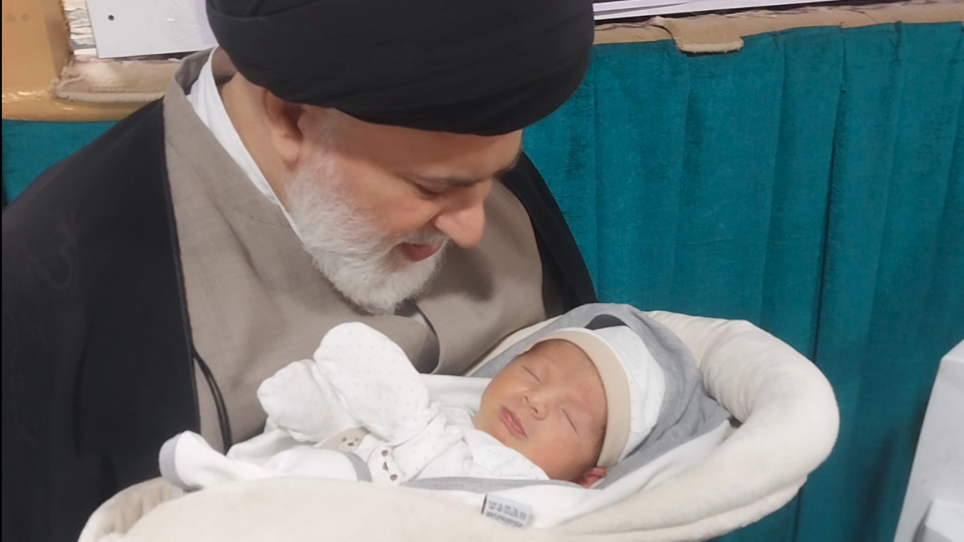 اذان گفتن درگوش نوزاد توسط امام جمعه نسیم شهر