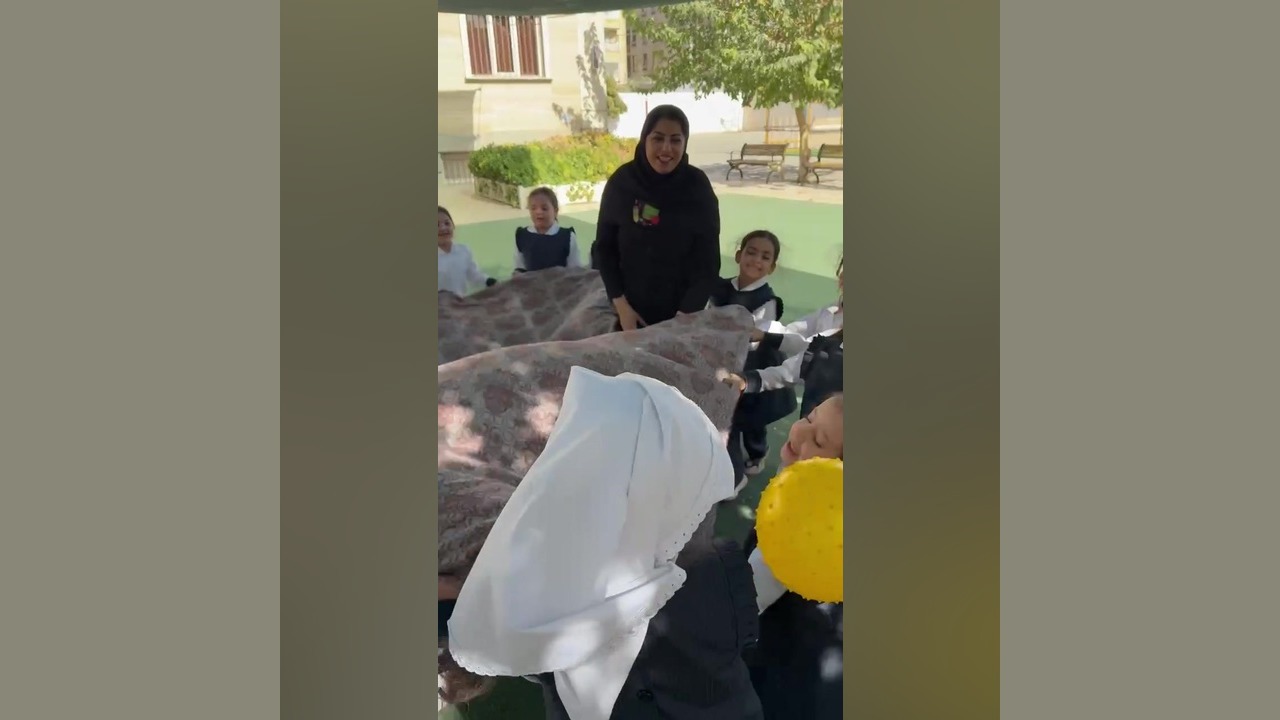 🌟 بازی گروهی و هیجان‌انگیز کلاس غنچه 💫 نگه داشتن توپ در هوا با همکاری و لبخندهای شیرین بچه‌ها 🌈