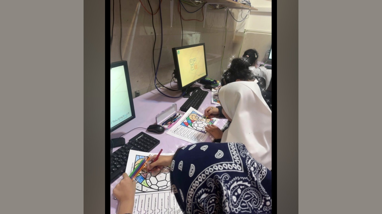 کدنویسی در دنیای کارتونی! 🤖✨ آموزش الگوریتم با اسکرچ جونیور در کلاس اول دبستان صدرا! 🚀🧠