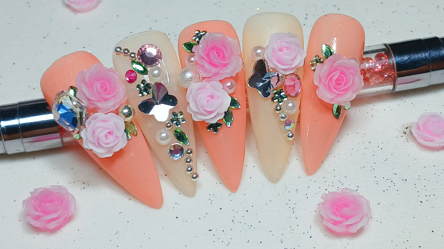 طراحی و دیزاین ناخن مصنوعی با تزیین گل رز