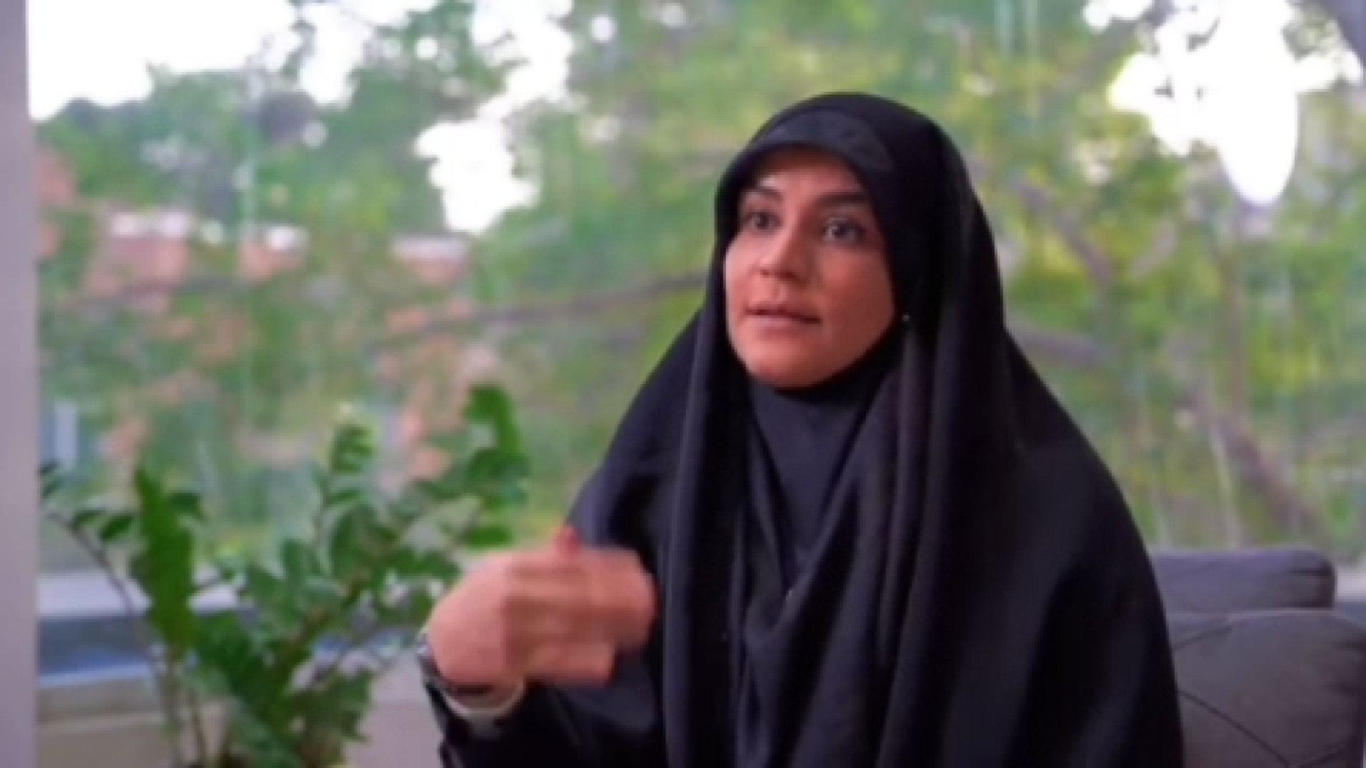 فریاد الله اکبر هنگام حمله به ساختمان شیشه‌ای