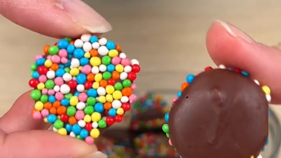 تزیین شیرینی و دسر با ترافل توپی ریز رنگی | لوازم قنادی بهگز