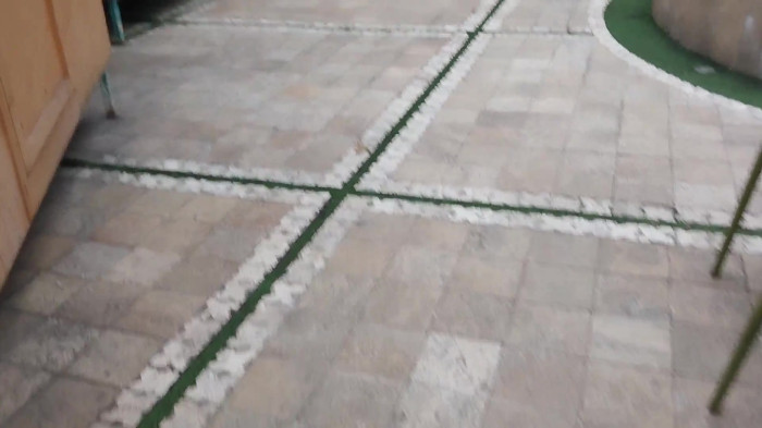 کف سازی در محوطه سرسبز