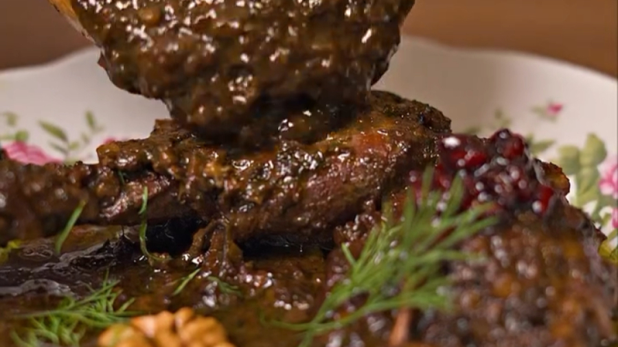 طرز تهیه مرغ ترش گیلانی با رب انار و سبزی محلی