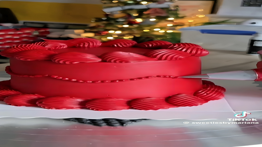 کیک خامه ای قرمز شیک و زیبا | لوازم قنادی بهگز