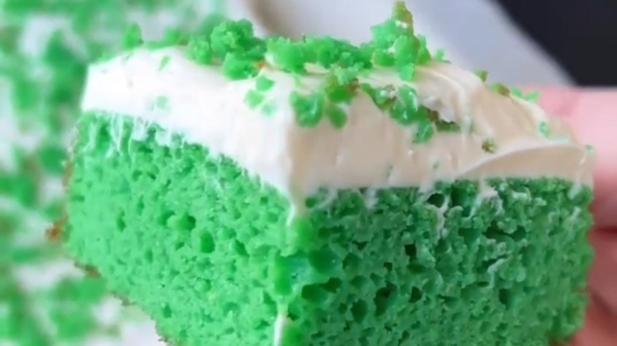 کیک خامه ای سبز شیک و زیبا | لوازم قنادی بهگز