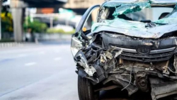 سقوط هولناک یک خودرو از پله‌های شهری