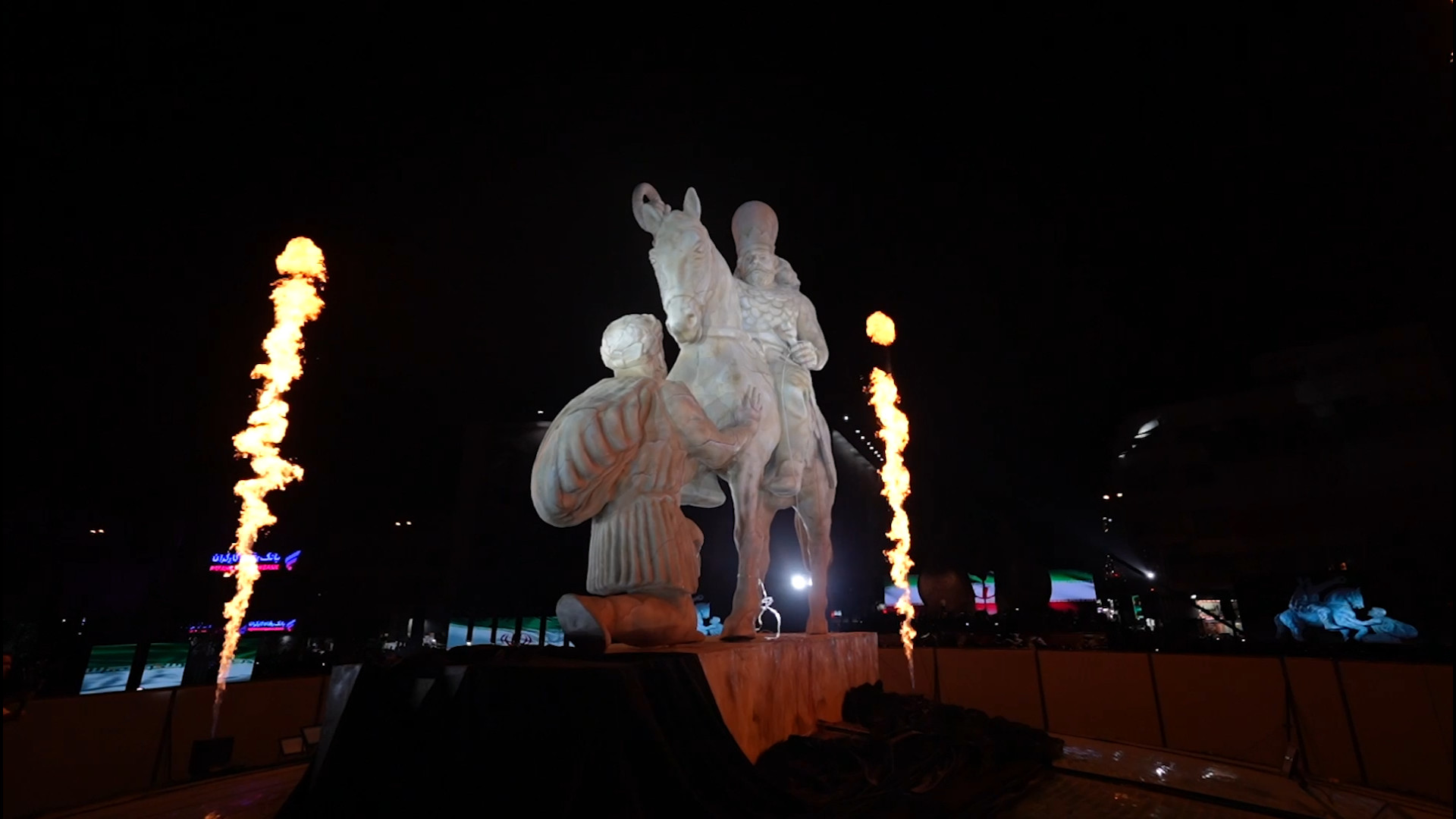 رونمایی از تندیس زانو زدن والرین مقابل شاپور ساسانی در ایران