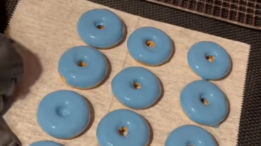 دونات های تزئین شده با آیسینگ آبی | لوازم قنادی بهگز