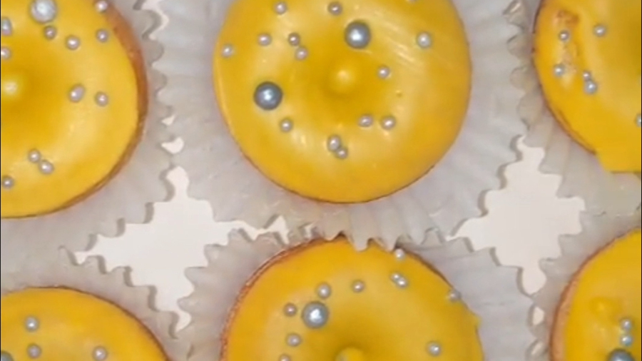 دونات های زیبا و خوشرنگ با آیسینگ زرد | لوازم قنادی بهگز