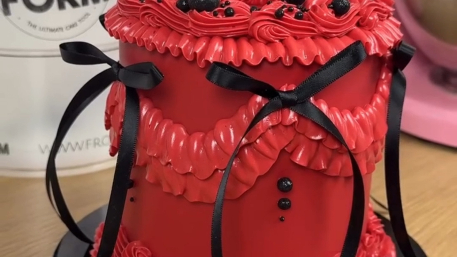 کیک خامه ای قرمز خوشرنگ و جذاب | لوازم قنادی بهگز